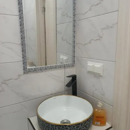 неподалік вокзалу Lviv